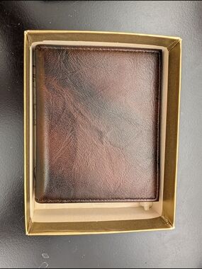 Men's New St. Thomas Brown Leather Bifold Wallet .